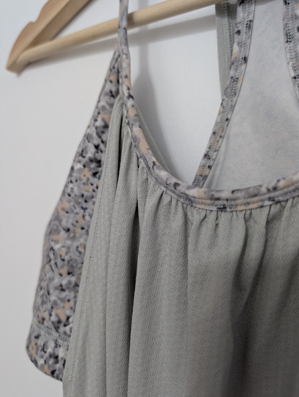 Lululemon 8 No Limits Tank Top Silver Spoon Petite Fleur Grey Built in Bra Flowy - Picture 9 of 16